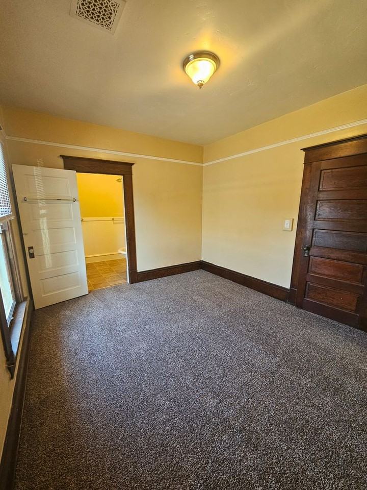 717 E Jackson St - Photo 7 of 18