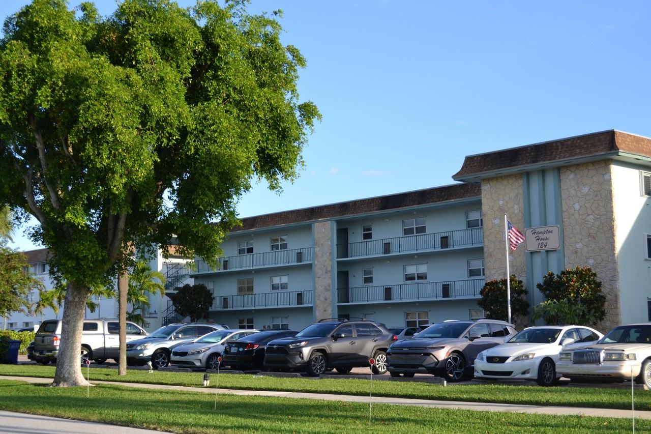 124 Shore Ct #303 - Photo 2 of 27