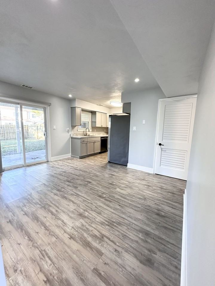 3231 Saxon Pl - Photo 3 of 24