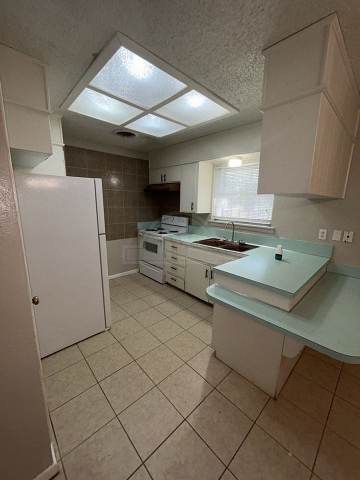 1100 Pine Dr - Photo 6 of 16