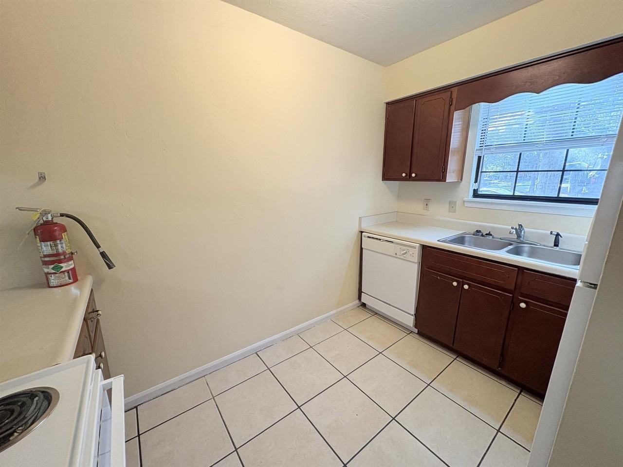 1858 Sylvan Ct - Photo 6 of 21