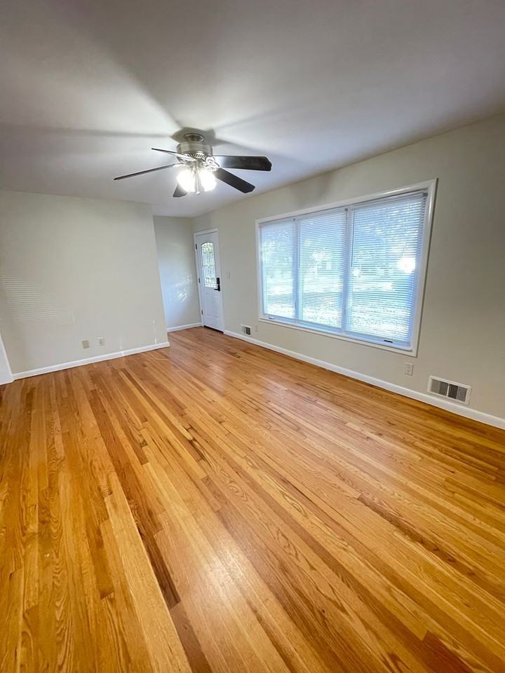 12208 East 53rd Street - Photo 2 of 14