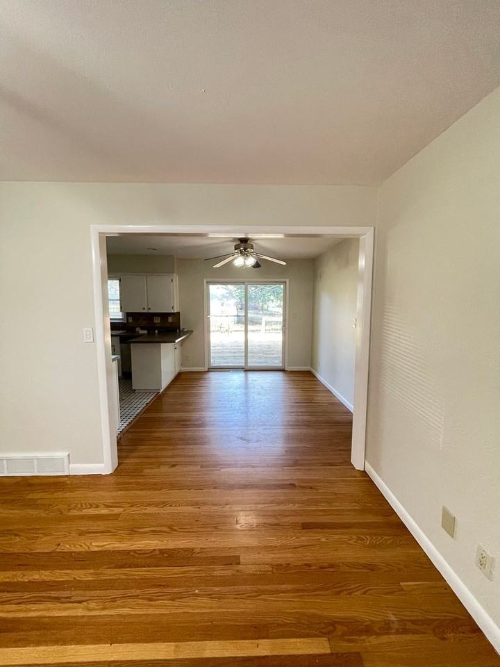 12208 East 53rd Street - Photo 6 of 14