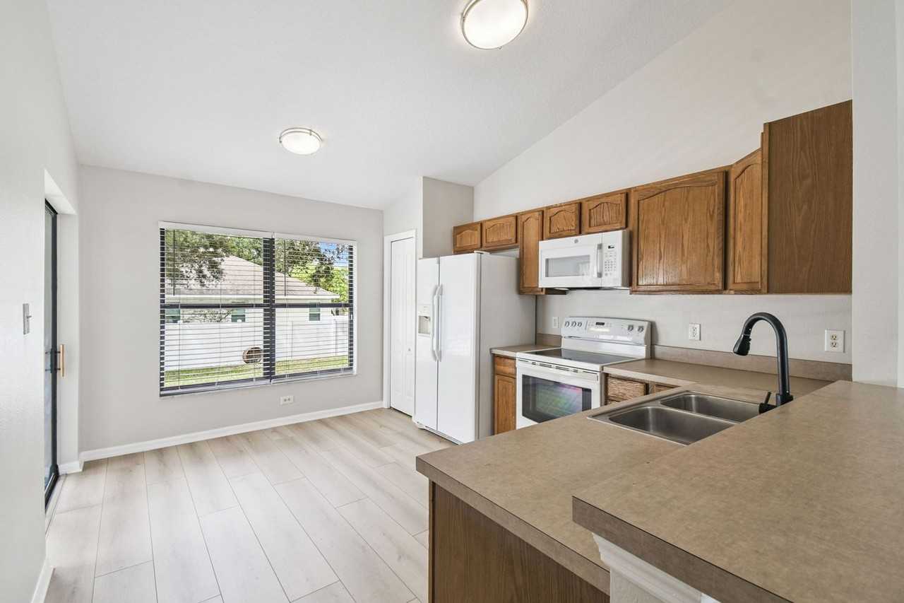209 Goldie St - Photo 5 of 16