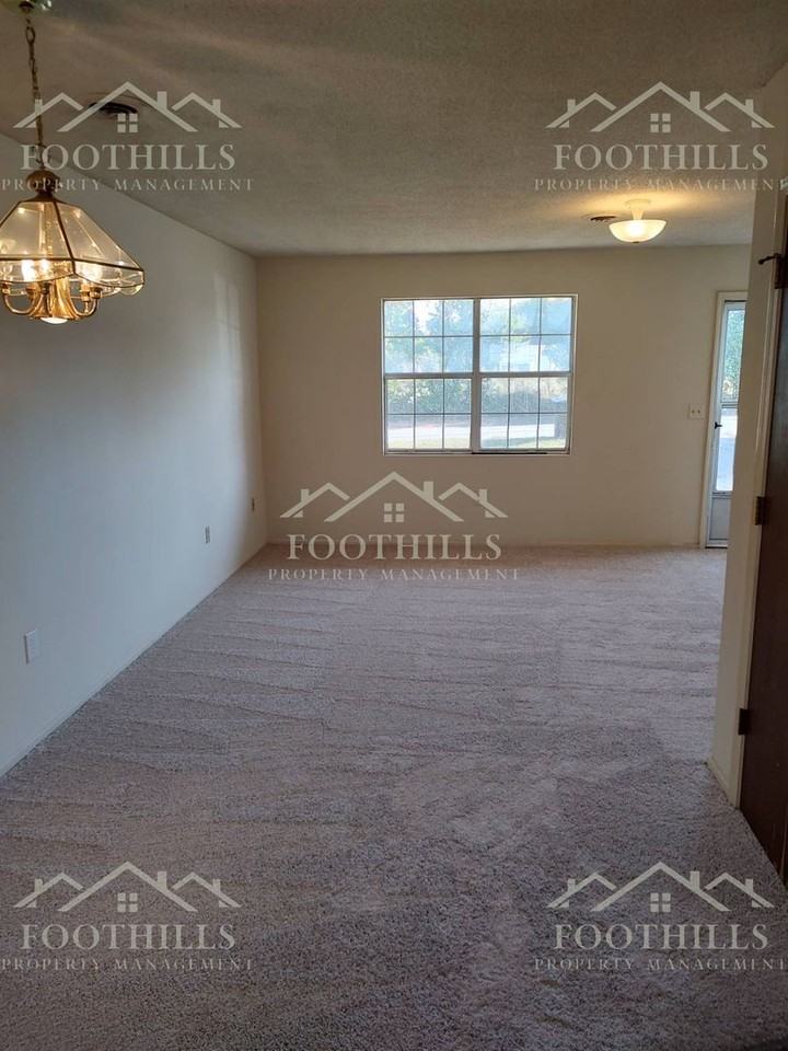 105 Teakwood Dr - Photo 2 of 14
