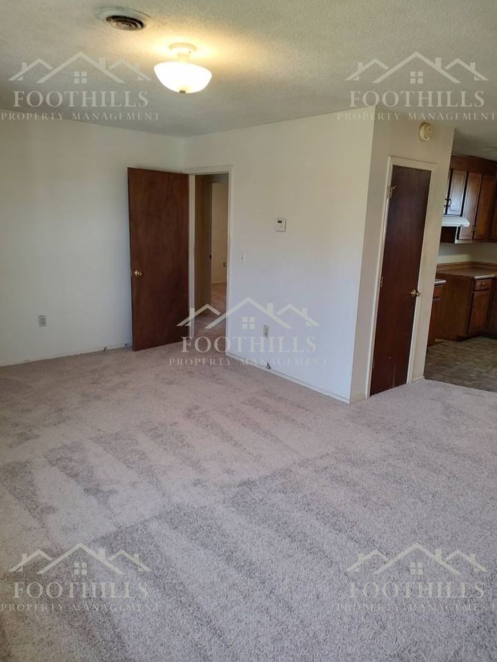 105 Teakwood Dr - Photo 3 of 14