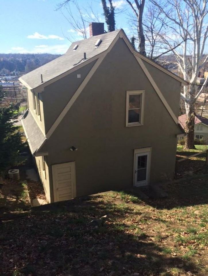 204 Sunset Dr - Photo 2 of 9