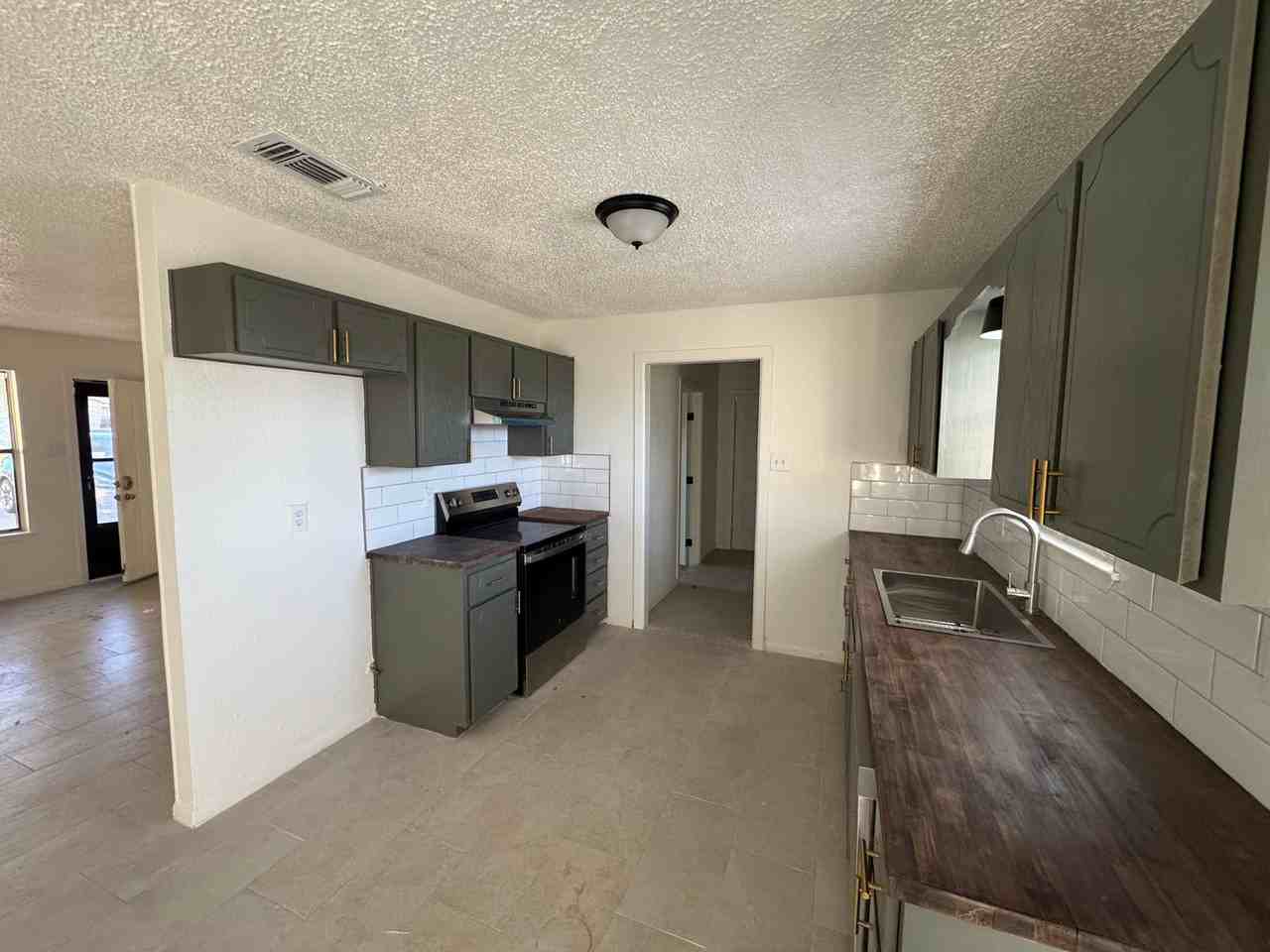 913 N 19th St - Photo 3 of 15