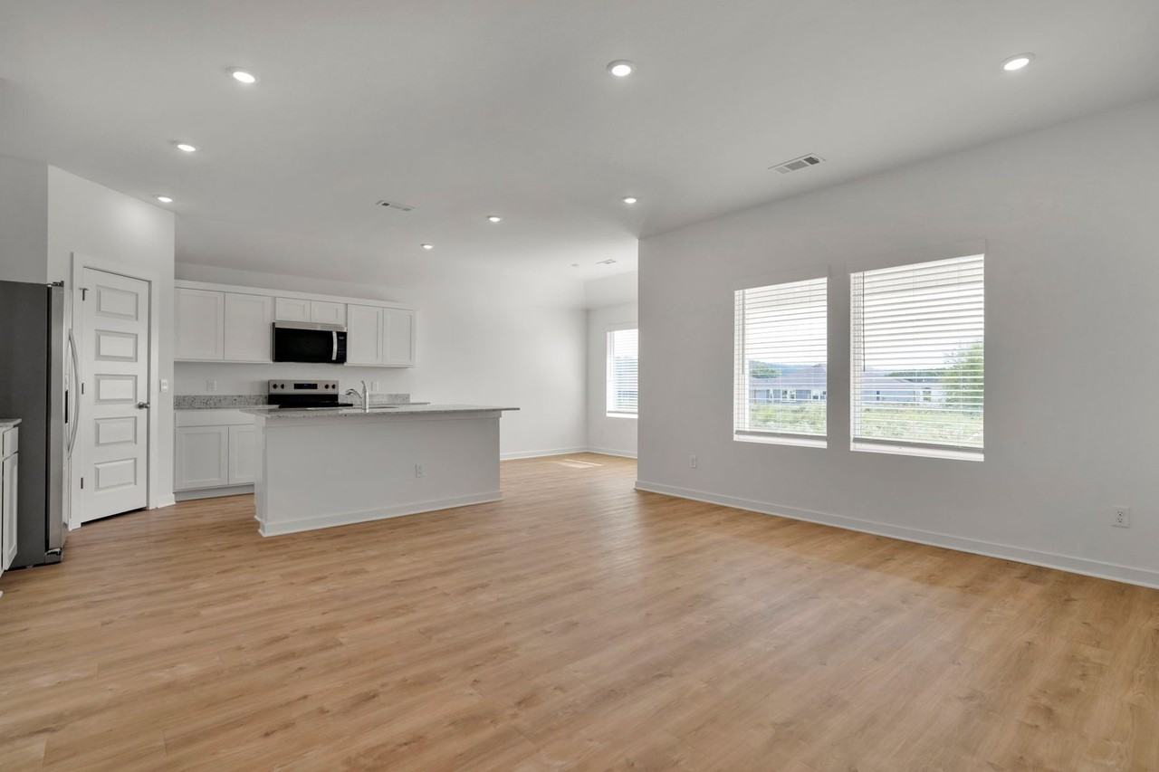 940 Rentley St - Photo 4 of 24