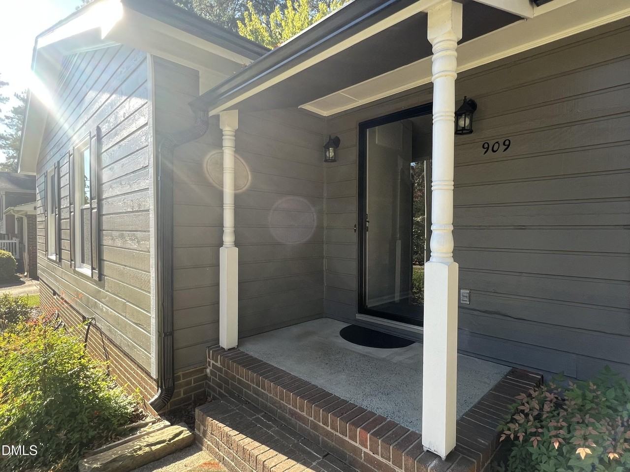 909 Southwest Maynard Road - Photo 4 of 33