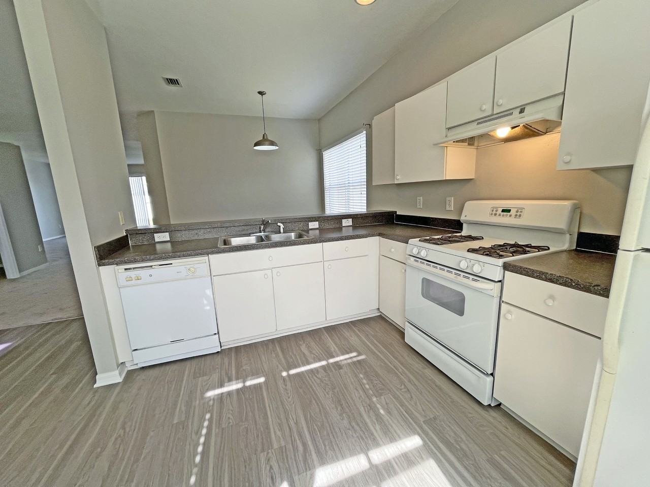 24925 Vintage Ct - Photo 5 of 38