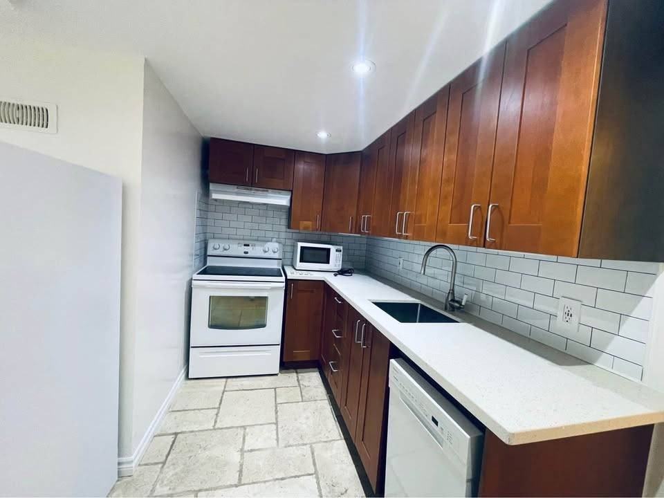 658 Burnhamthorpe Road West - Photo 2 of 15