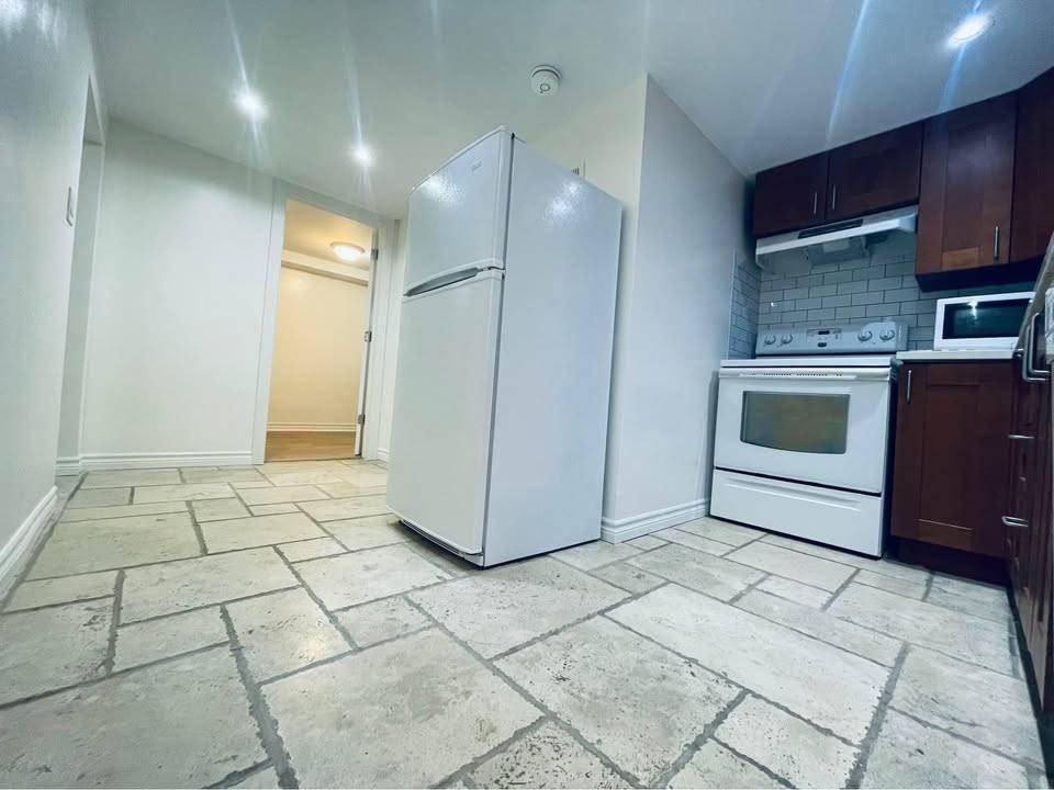 658 Burnhamthorpe Road West - Photo 3 of 15