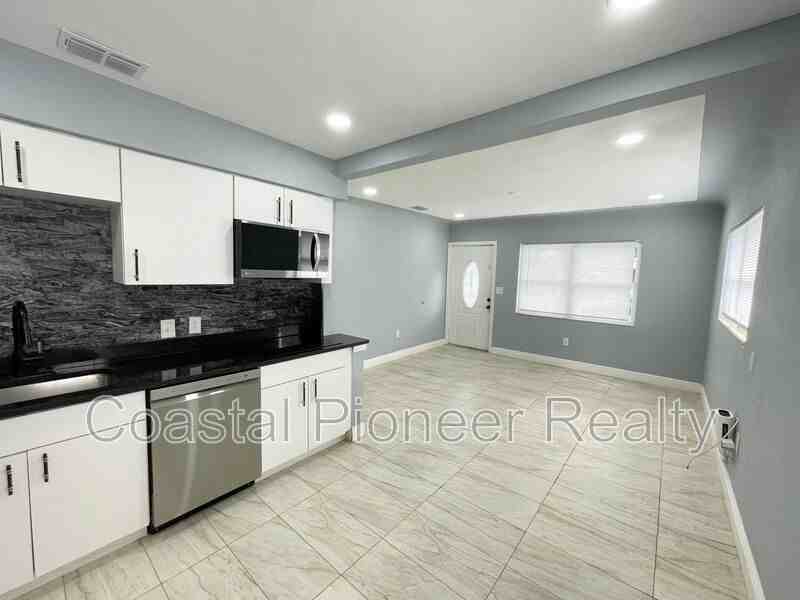 3428 Ithaca St N - Photo 5 of 22