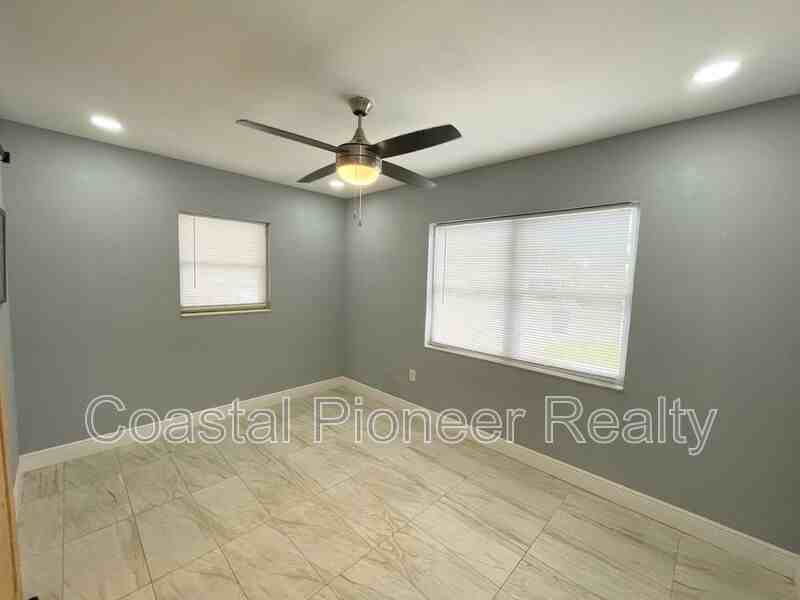 3428 Ithaca St N - Photo 7 of 22