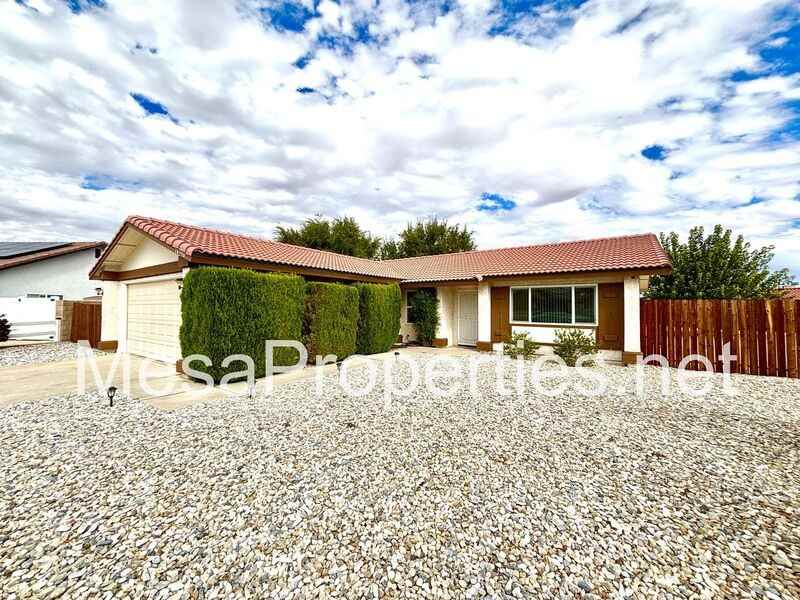 18390 Mead Ln - Photo 2 of 27