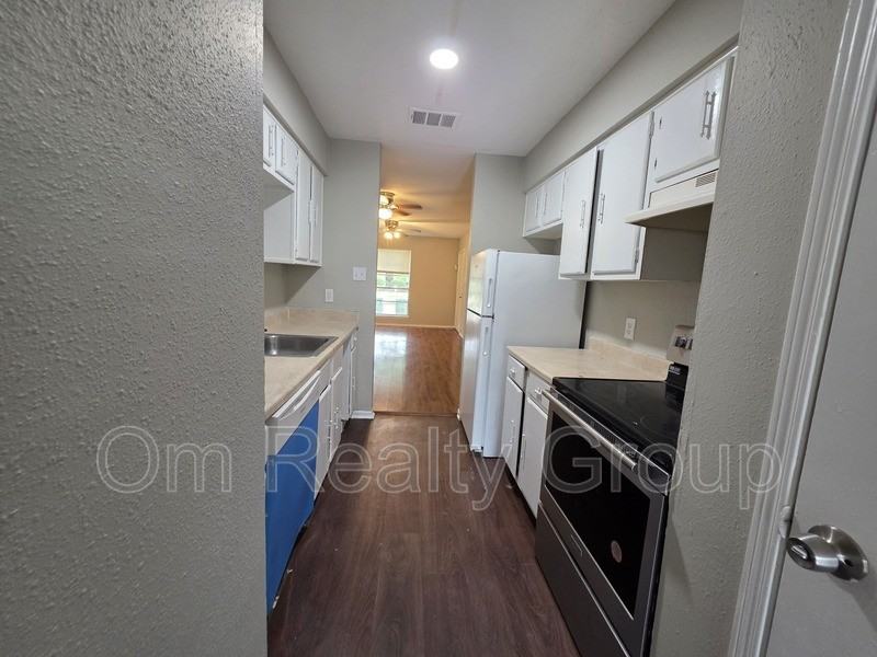 12722 Shannon Hills Dr - Photo 2 of 11