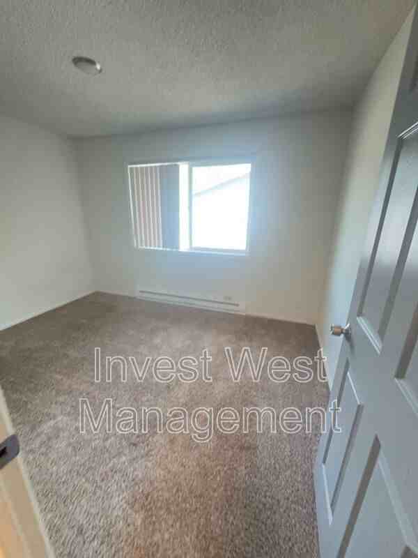 1950 33rd Ave #11 - Photo 5 of 9