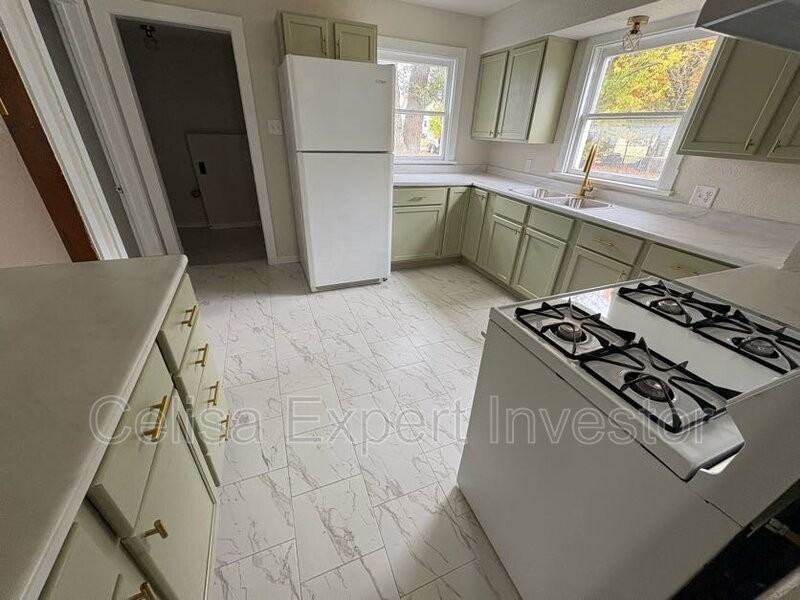 2723 Bowser Ave - Photo 4 of 10