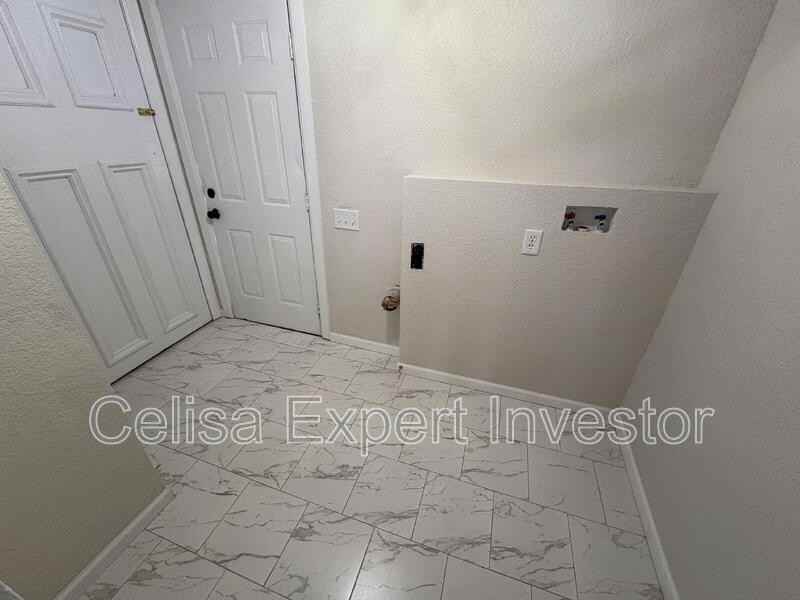 2723 Bowser Ave - Photo 5 of 10