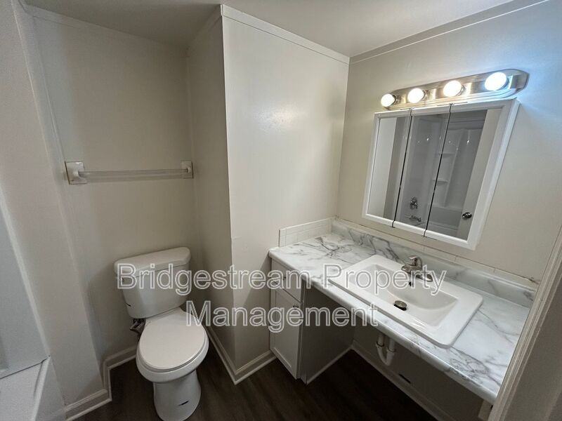 461 421, 441,&N Broadway Street ##441 - Photo 7 of 8