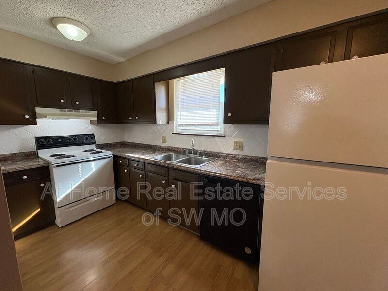 1830 Tower Cir - Photo 3 of 10