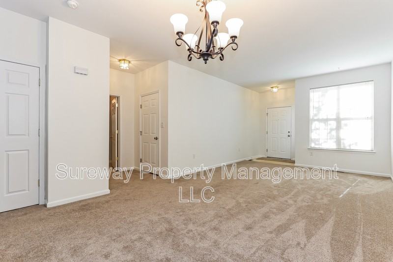 162 Chancellor Dr - Photo 6 of 20