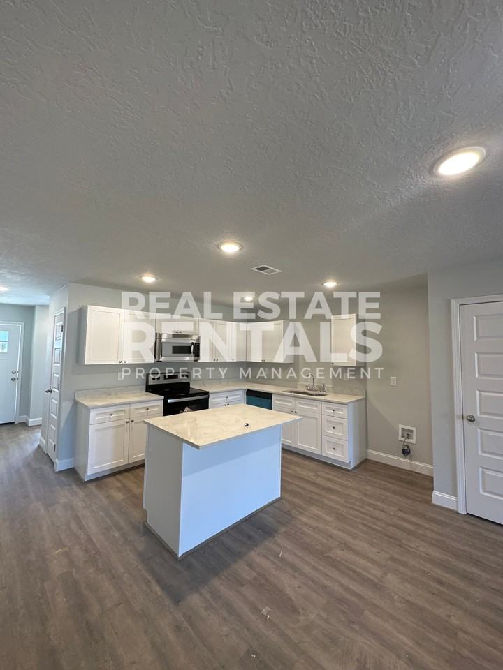 Hollingsworth Apartments - Photo 3 of 9