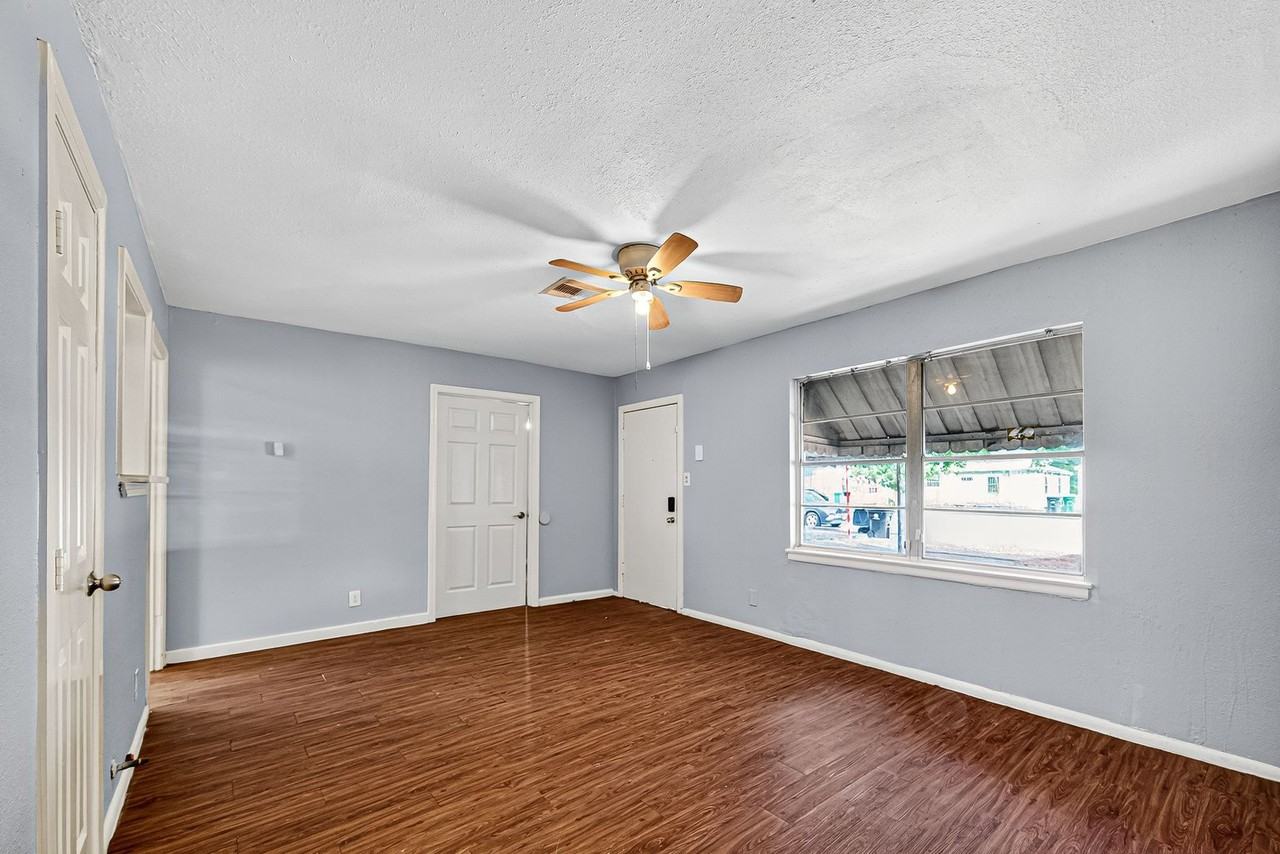 10106 Sierra Dr - Photo 3 of 25