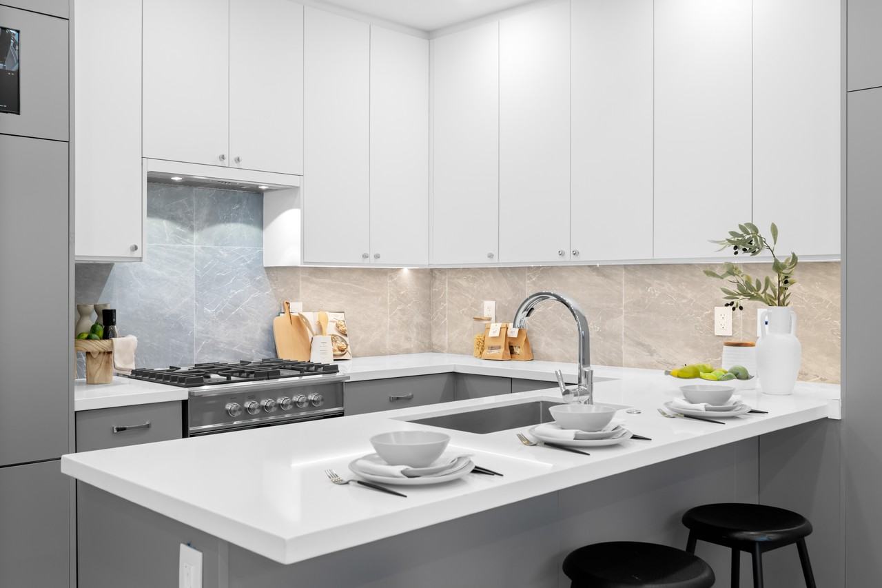 885 East King Edward Avenue - Photo 3 of 38