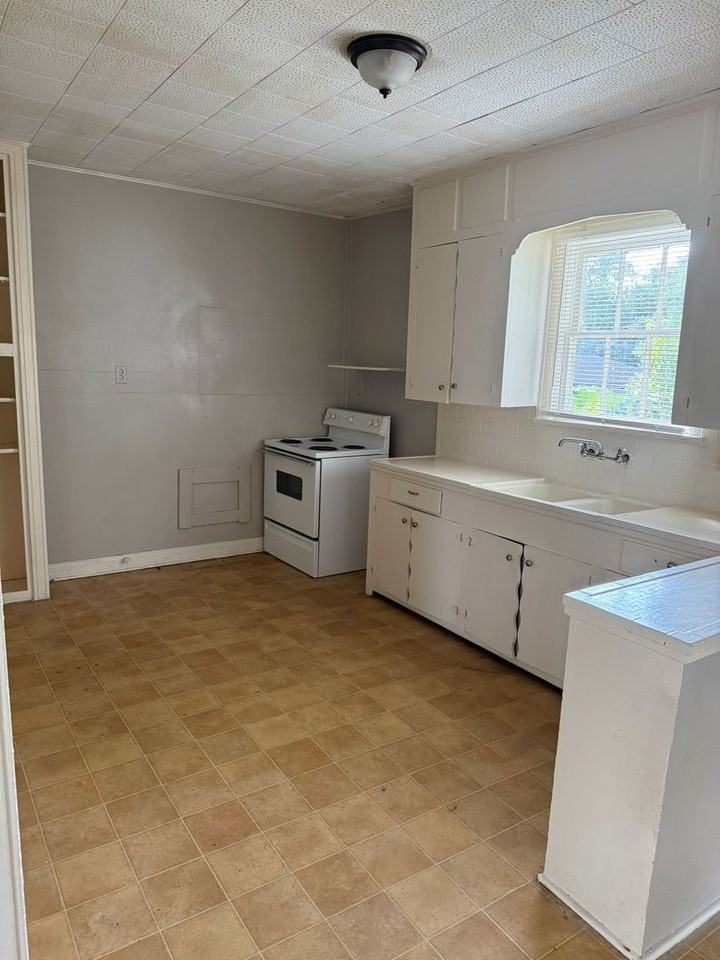 2370 Avenue C - Photo 4 of 8