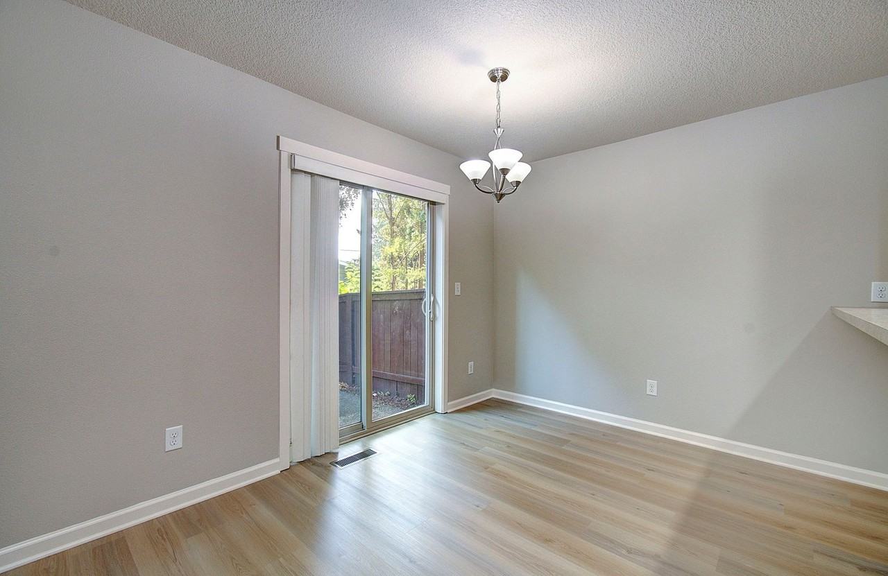 9503 Ne 72nd St - Photo 4 of 34