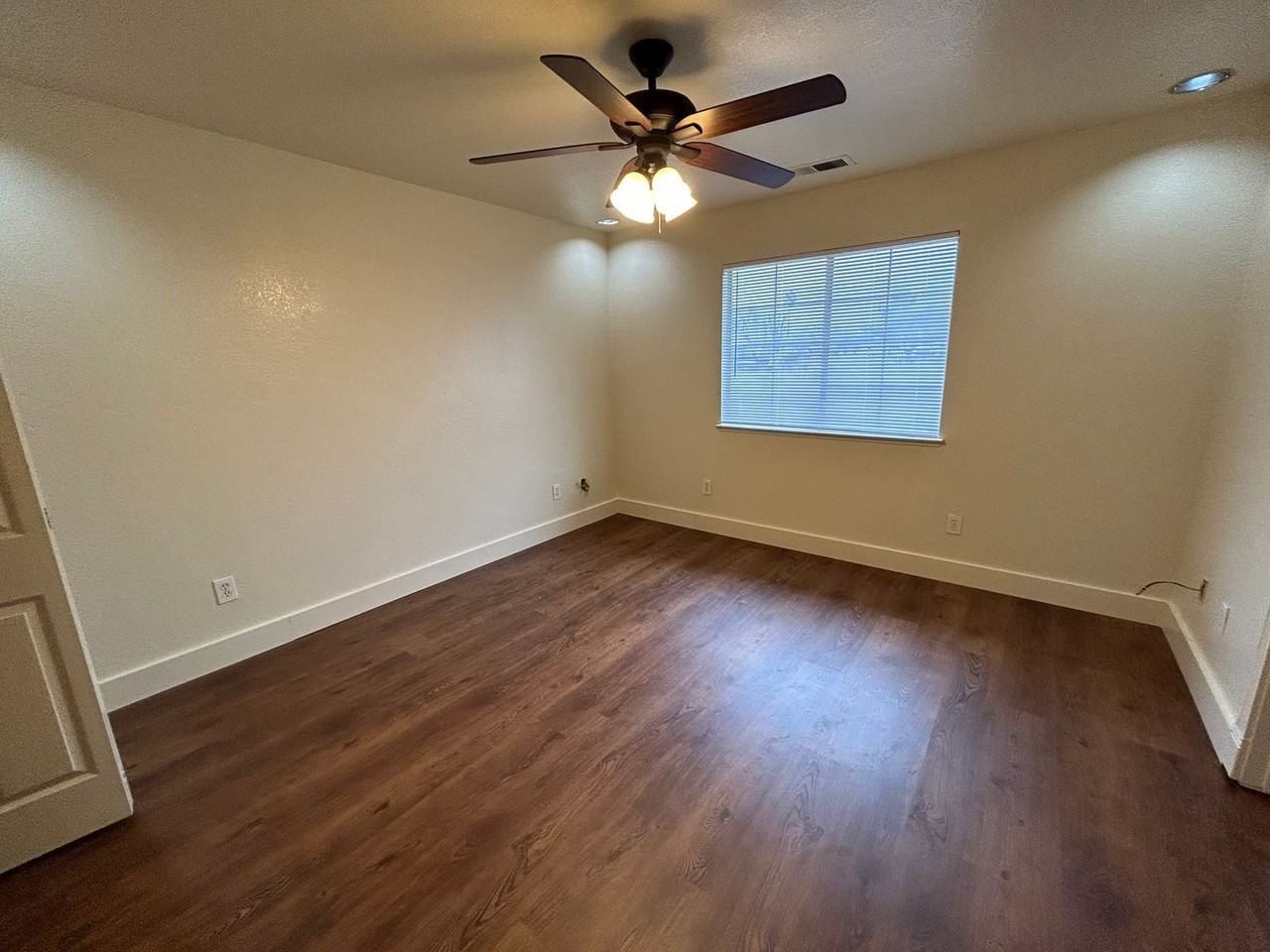 829 E Bush St - Photo 5 of 8