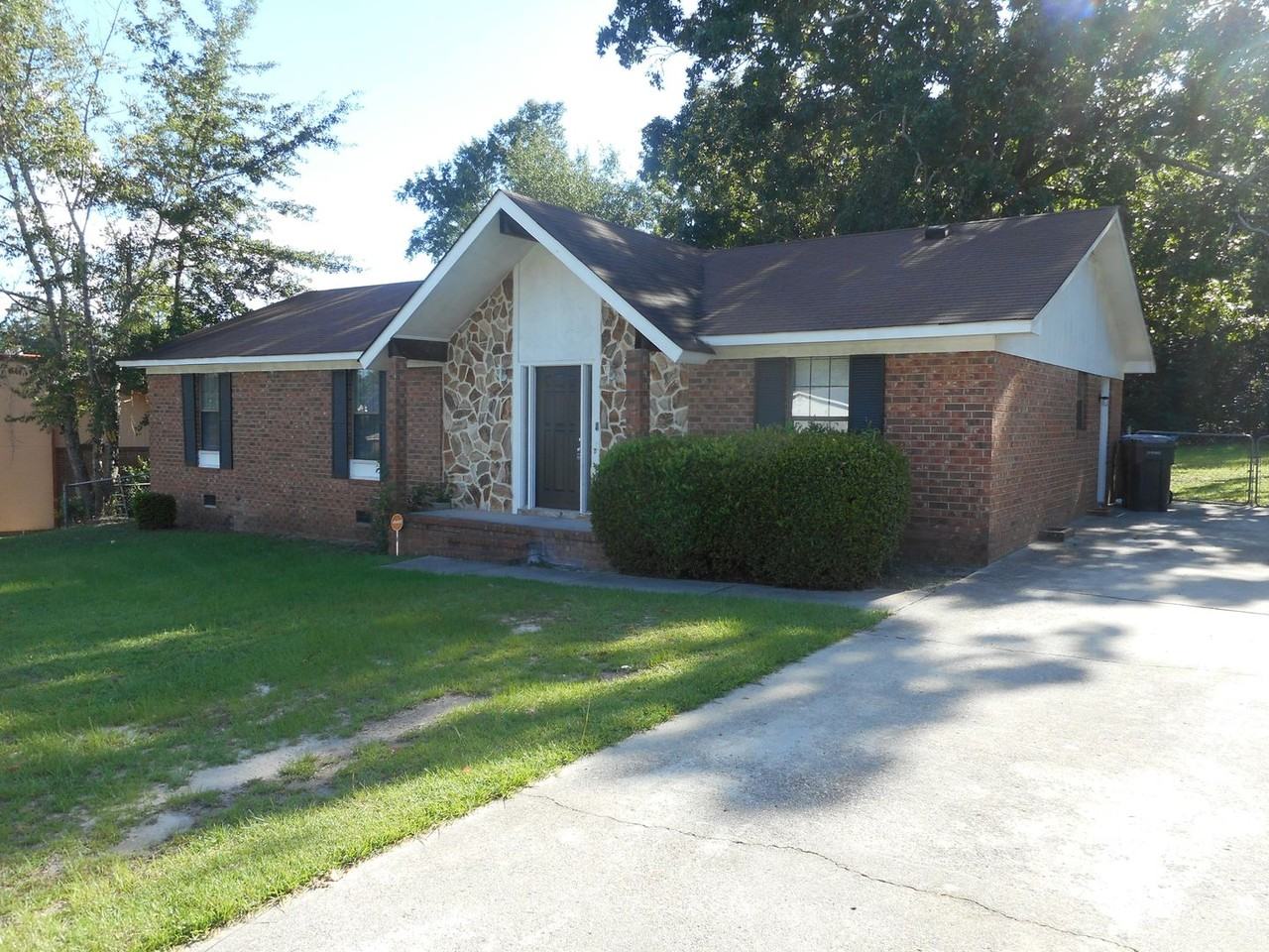 2825 Crosscreek Rd - Photo 2 of 18