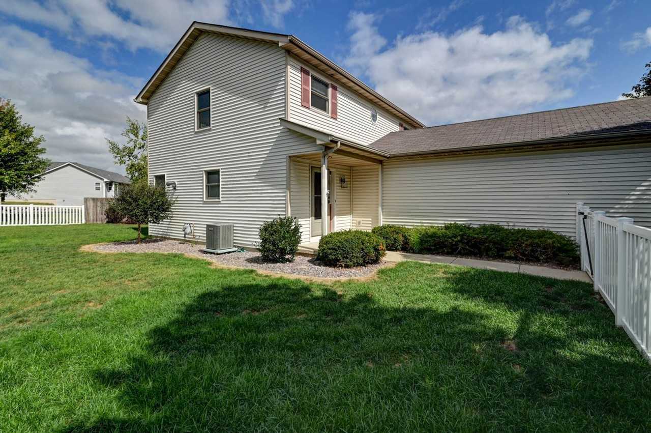 1398 Prairie Rose Dr - Photo 2 of 44