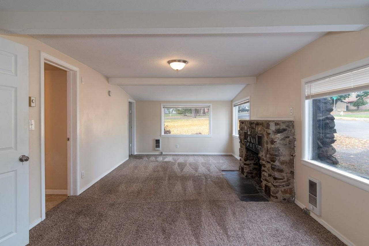 218 Ash Street - Photo 2 of 18