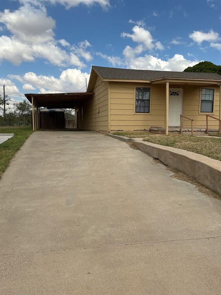 811 E 16th St - Photo 2 of 21