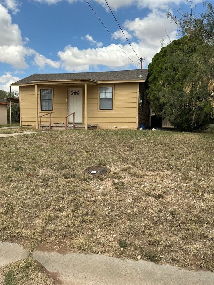 811 E 16th St - Photo 3 of 21