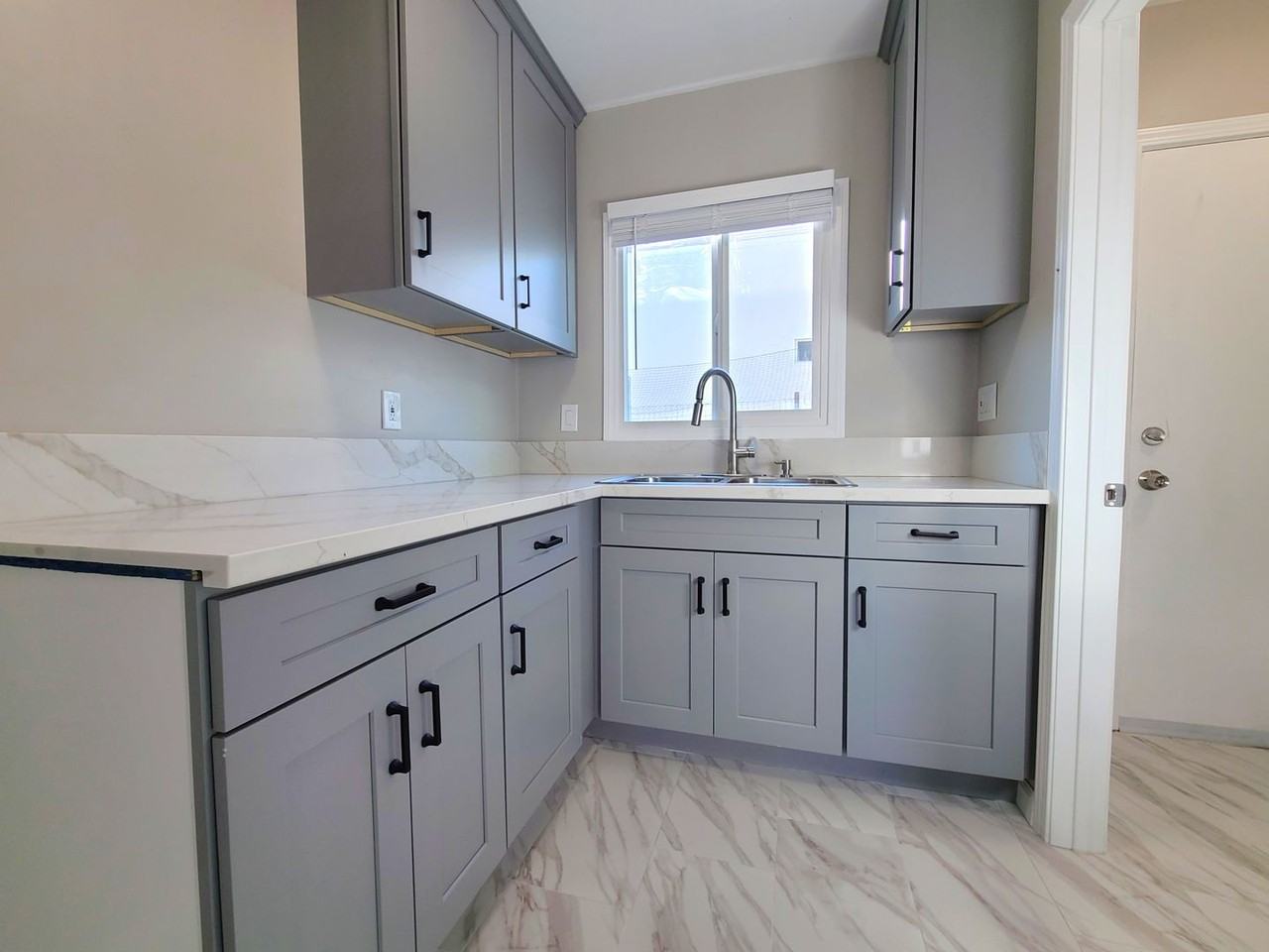 908 West Hays Street - Photo 6 of 12