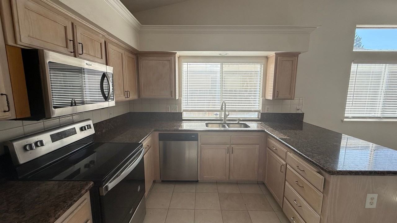 7631 N State St - Photo 4 of 34