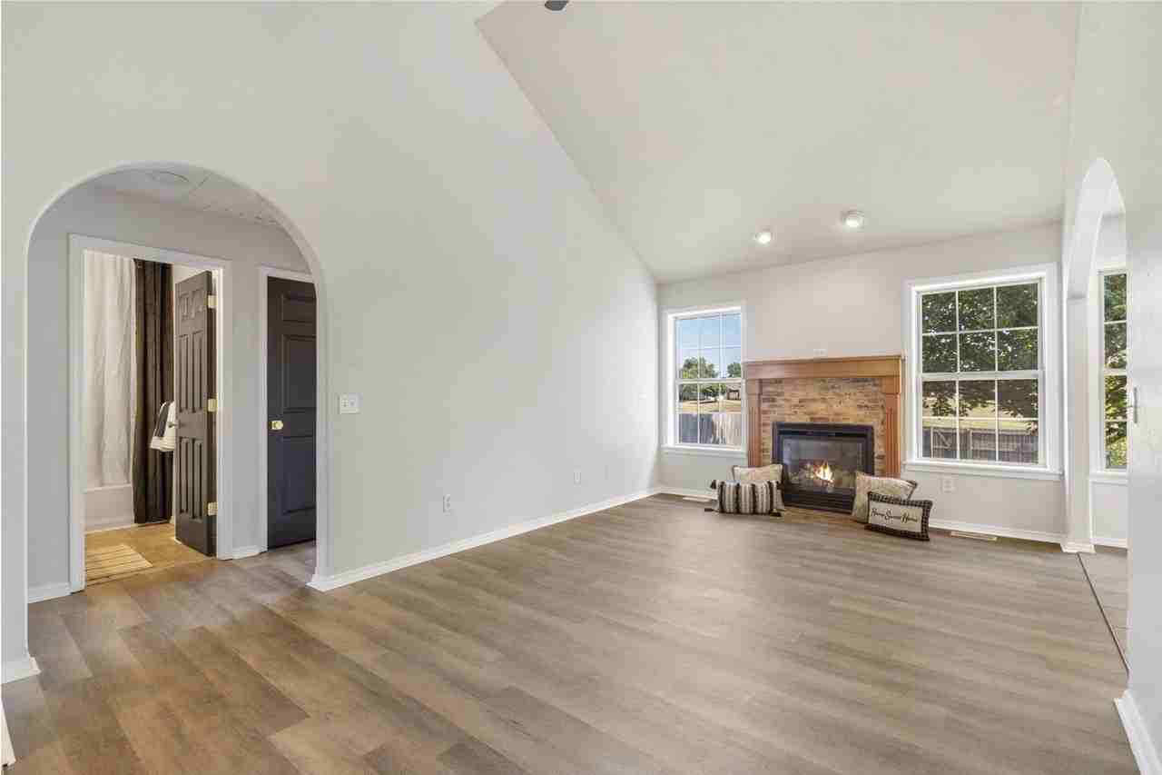 985 W Pembrook Ave - Photo 4 of 25