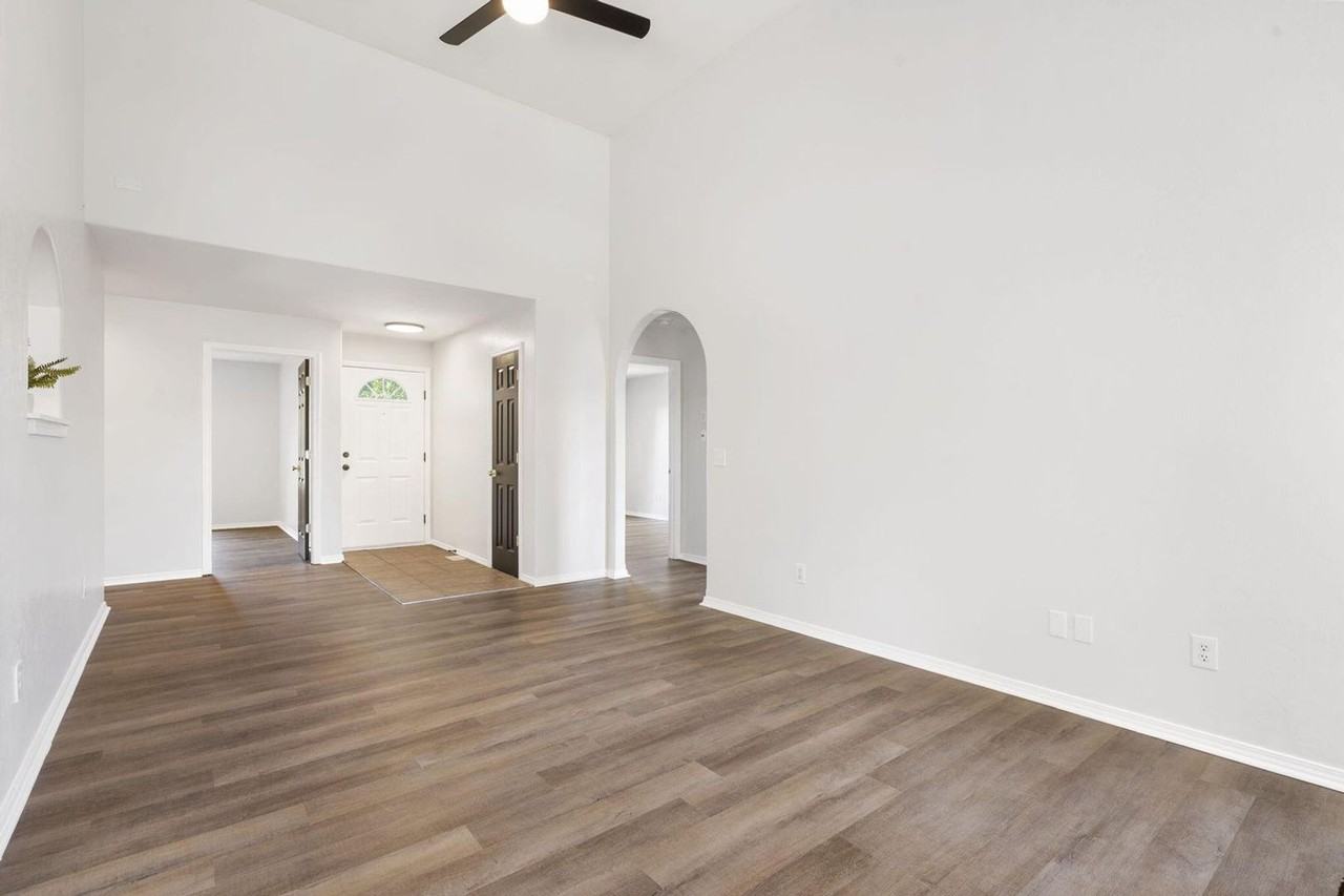 985 W Pembrook Ave - Photo 7 of 25