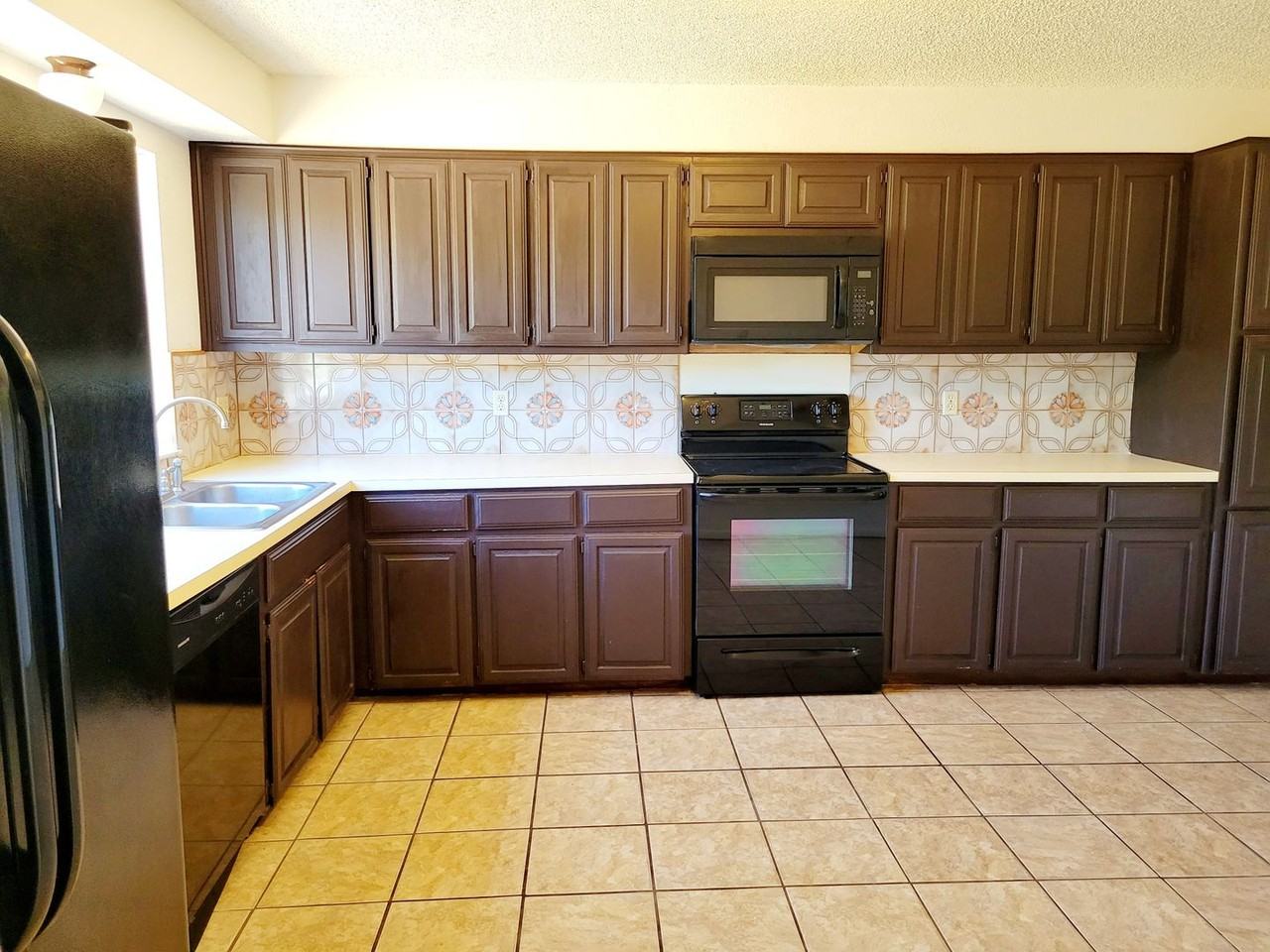 4409 Creekside Dr - Photo 3 of 15