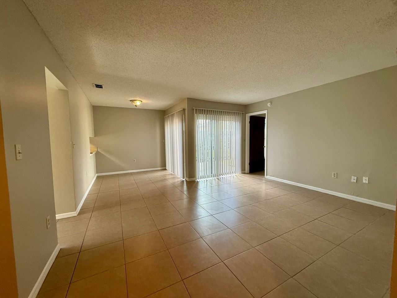 442 Hunter Cir - Photo 4 of 19