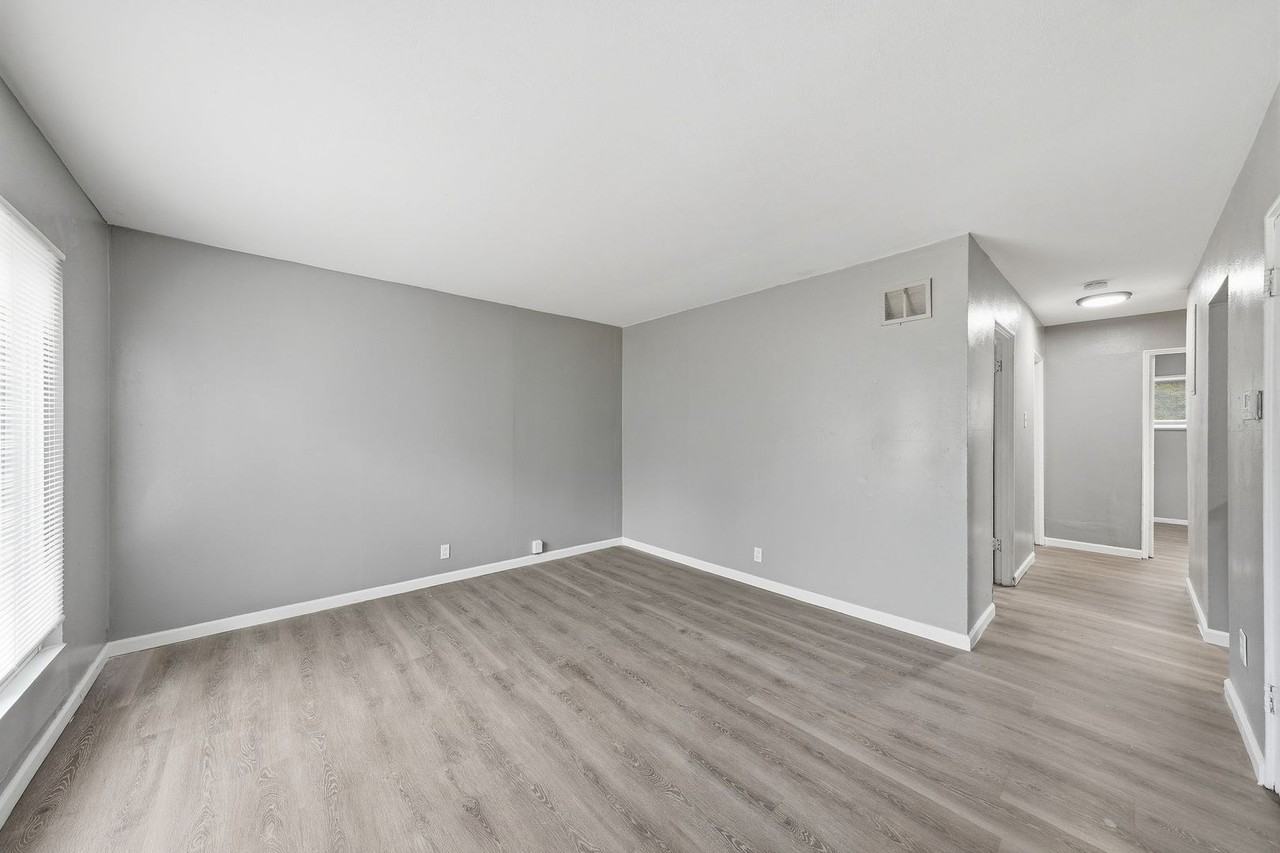 237 Grampian Rd - Photo 4 of 28