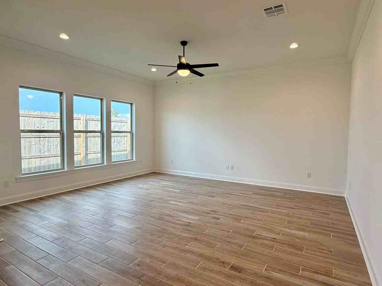 38486 Queen St - Photo 6 of 16