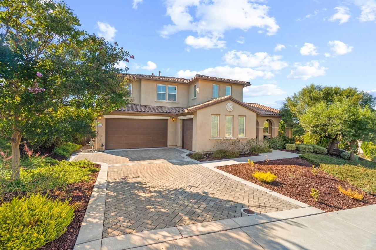 4063 Cadwallader Avenue - Photo 3 of 50