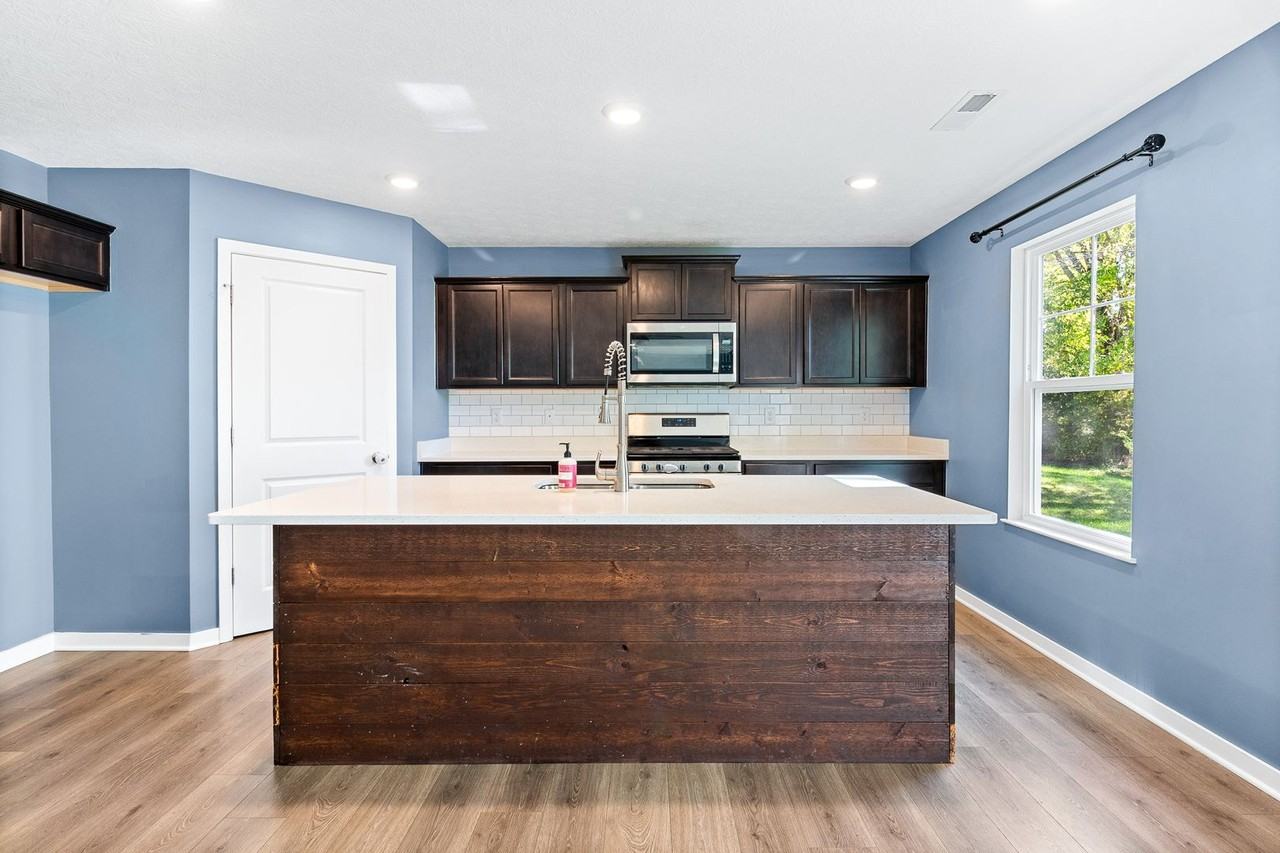 377 Kells Ct E - Photo 2 of 28