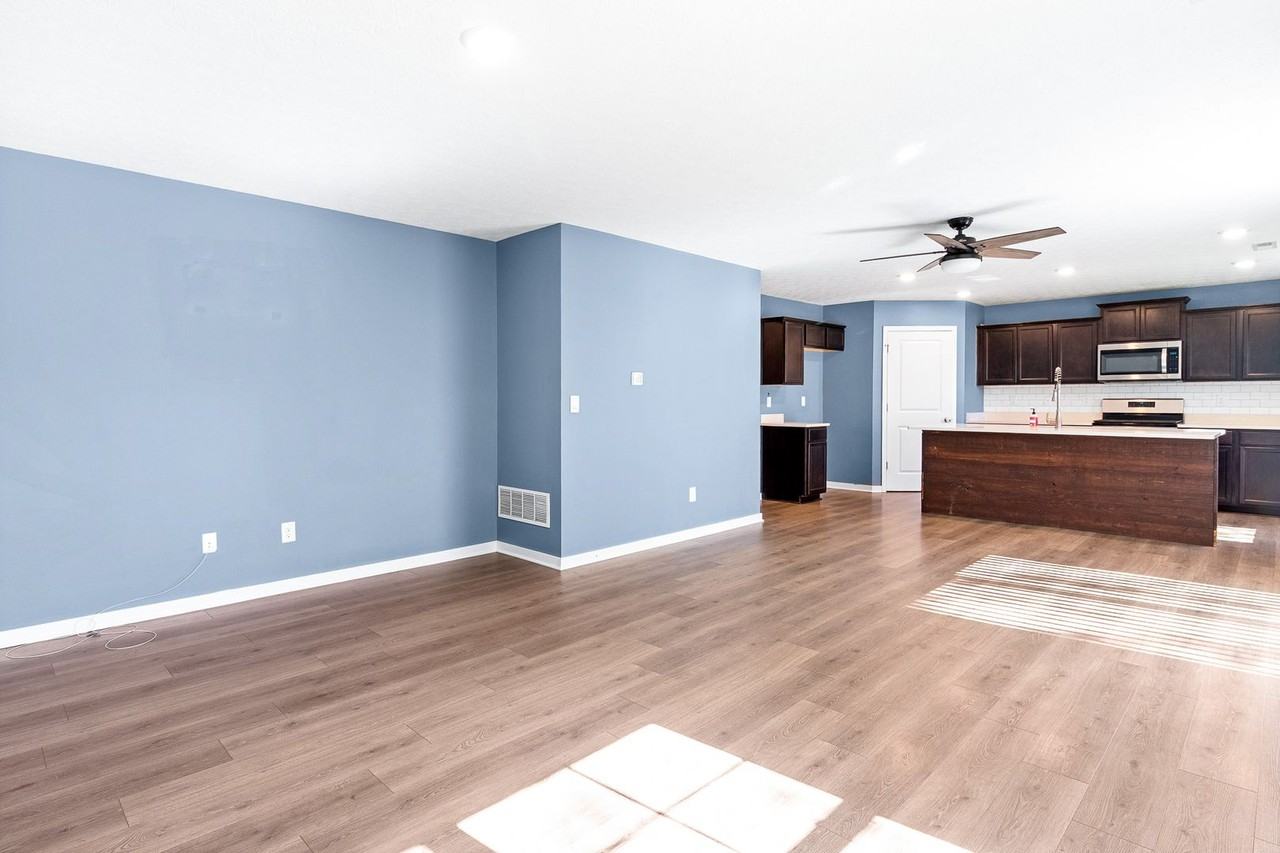 377 Kells Ct E - Photo 4 of 28