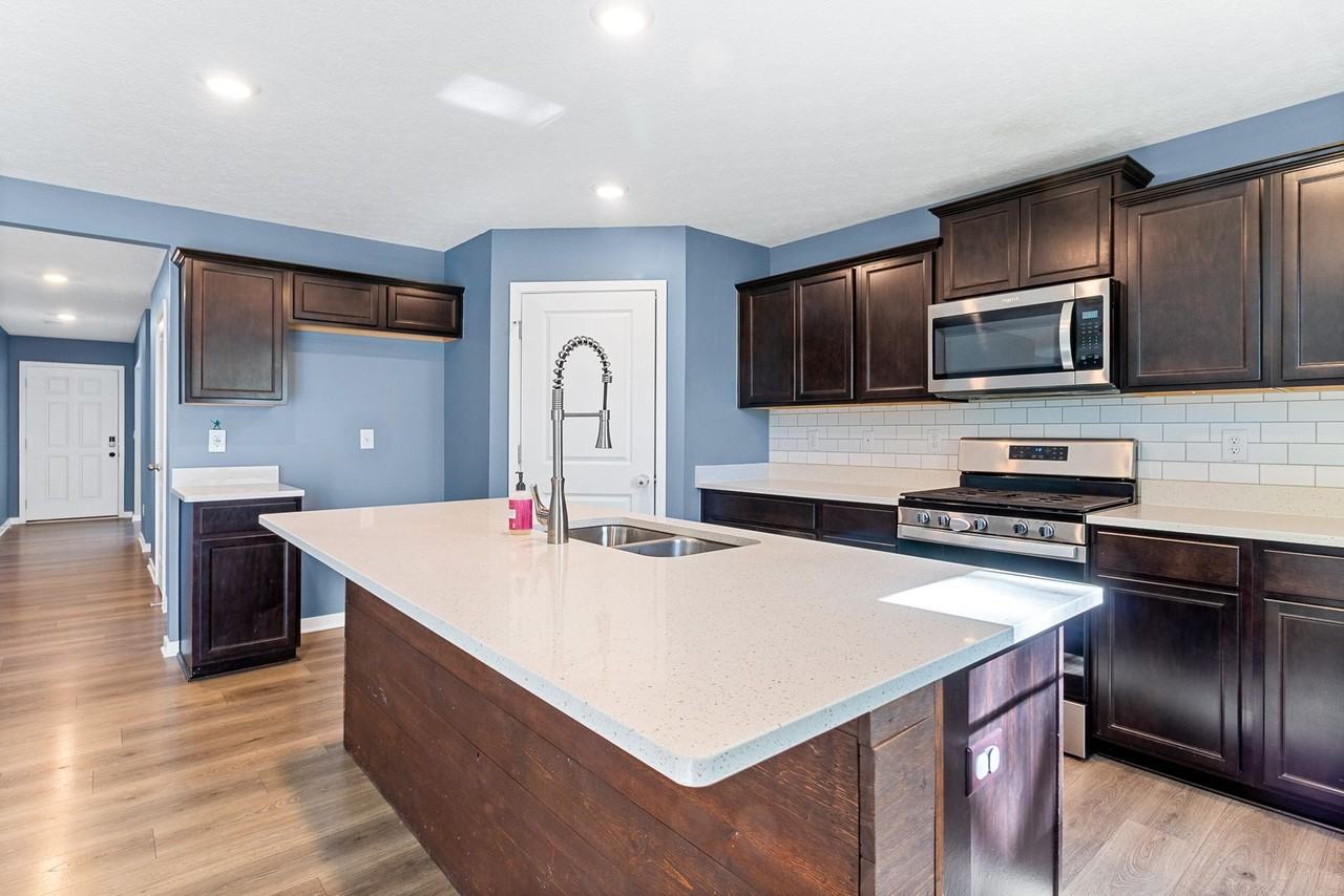 377 Kells Ct E - Photo 5 of 28